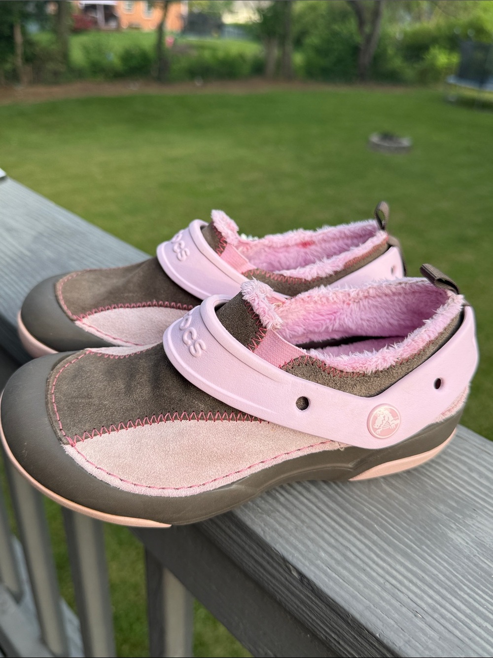 CROCS Dawson Big Kid’s Suede (w/Faux Fur Lining) Clog (Size: J2)(EUC)